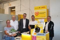 Bild von links: Frau Heiermann, Ortsvorsteher Michael Jäckle, Bürgermeister Erik Weide Herr Heiermann, Vertreter DHL 